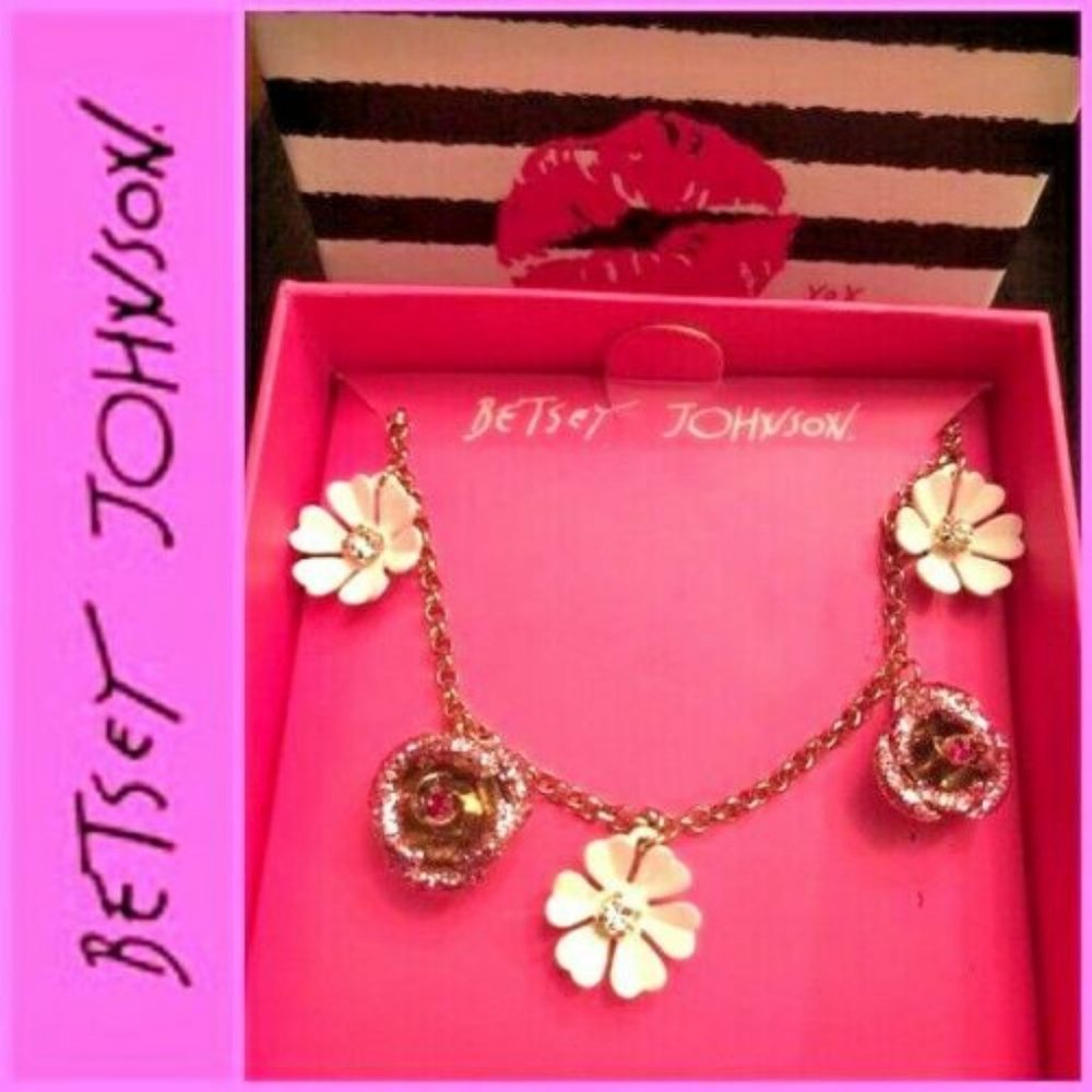 BETSEY JOHNSON B13978-N01 Daisy and Roses Necklace
